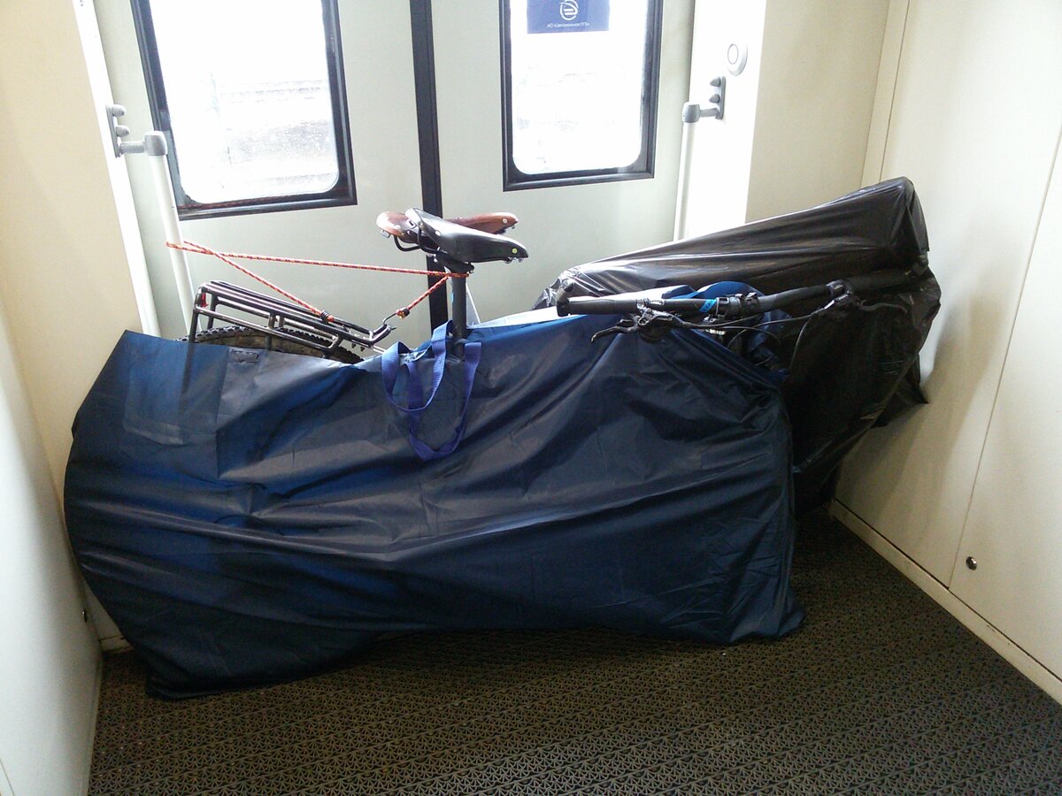 Два велосипеда в тамбуре экспресса Москва - Малоярославец