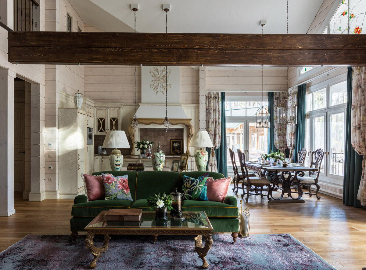 Витраж, “Витражный мир”. Лепнина выполнена на заводе “Дикарт” по эскизам “Архитектурной мастерской Н. Тумановой”. Кухня изготовлена мастерами “Мануфактуры Нечаева” по эскизам “Архитектурной мастерской Н. Тумановой”. На кухне подвес, Elstead Lighting; в столовой фонари, IL Fanale (салон “Светильники” на Малой Ордынке, 39).