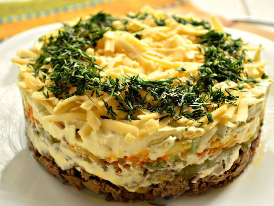 Салат слоеный из куриной печени 