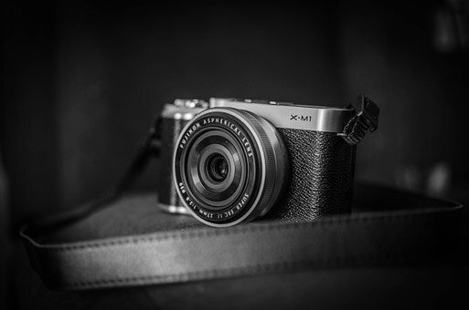 Неоднозначные впечатления о Nikon Z6 / Z7.  Но больше плюсов, чем минусов. В общем и целом рад, что  Nikon выдал реально качественный продукт. Эргономичность идеальна. Как я понимаю, за беззеркалками будущее в фотосъемке. Да, сегодня этот тип камеры охватывает не все виды съемок, но новинка очень бодро шагает по миру! Для свадебной, интерьерной либо предметной съемки, конечно, незаменимая вещь. Из самого для меня положительного – это приятный видоискатель. Плюс функционирование камеры в режиме AF-S.  Активны именно фазовые точки. Нужно больше с ней поработать, привыкнуть, так сказать, в «полевых условиях».  Ведь беззеркалки – это особая, другая философия. Все нюансы надо смотреть, отрабатывать на практике. Работаю с камерой уже несколько месяцев. Пока все устраивает. Использовал камеру зимой в Домбае, как раз там были сильные снегопады. В общем, стойко выдержала снег, дождь. Вывод – в сложных условиях снимать на Z7 Z6 можно! В рабочем режиме без вспышки камера просто на ура отрабатывает баланс белого, да и в общем прекрасно передает тон кожи, контраст и объем. Первоклассный JPEG. Восхитила скорость, бесшумный режим (электронный затвор). Одно удовольствие снимать через экран в режиме Live-view. По поводу аккумулятора, у меня хватило на 3000 кадров. К производителю одно пожелание – увеличить парк оптики для байонета Z. По-моему мнению, раскроется еще больший потенциал камеры. В целом, камера однозначно имеет ряд преимуществ и фишек. Если ими не пользоваться по ходу процесса, то она мало чем будет отличаться от зеркалки. Попробуйте, ведь к хорошему привыкаешь быстро!