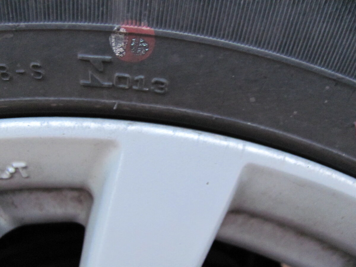Красная метка на шине. Метки на шинах Nexen. Красная и желтая точка на резине. Сигнальные метки на шинах. Метки устанавливаемые на автошинах.
