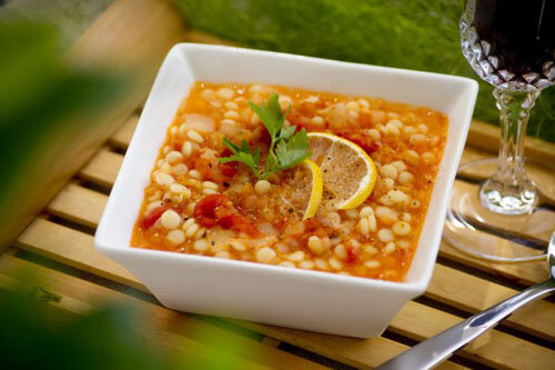 2. Блюда с чечевицей и булгуром.  Что чечевица, что булгур, достаточно богаты белком и могут стать  достойной альтернативой мясу. А комбинировать их можно с овощами,  приготовив супы, рагу, закуски и даже достаточно праздничные блюда – к  примеру, нафаршировать перцы булгуром с овощами.