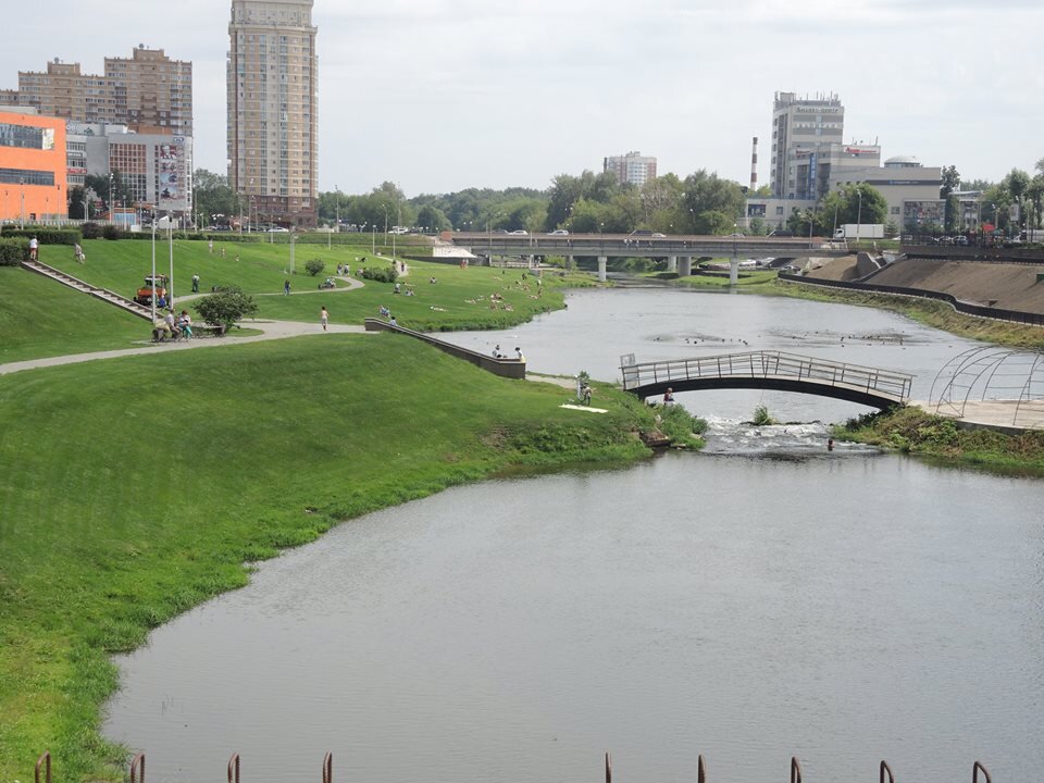 Клязьма, зеленый пляж. рестораны за спиной.