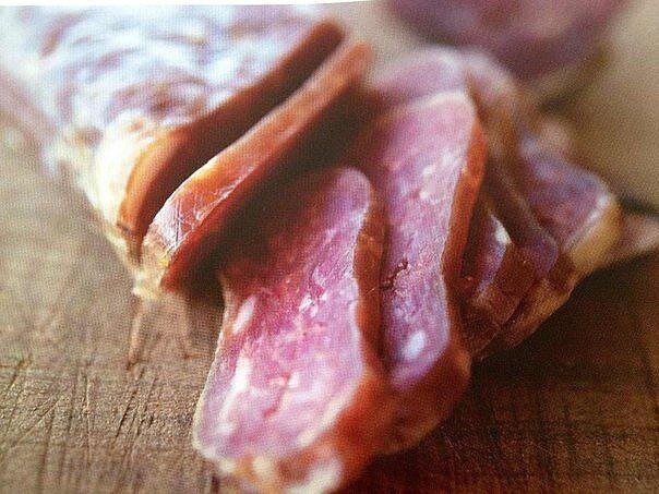 1-ый рецепт сыровяленной колбасы своими руками  
1.Ингредиенты: 

Мясо - 1,5 килограмма 
Сало - 700 грамм 
Соль - 3 ст. ложки 
Перец - 0,5 чайных ложки 
Сахар - 1 ст. ложка 
Водка - 1,5 ст. ложки 
Коньяк - 50 миллилитров 
Кишки - пару метров 
Чеснок - 4-5 зубчиков 

Способ приготовления сыровяленой колбасы: 

1. Рецепт приготовления сыровяленой колбасы в домашних условиях начинается с подготовки основных ингредиентов. Сало необходимо вымыть, просушить и натереть солью и чесноком (по желанию). Отправить в холодильник на 10-12 часов. 

2. Для этой колбаски можно использовать любое мясо, которое больше нравится. В данном случае - это телятина. Мясо нужно вымыть, просушить и нарезать тонкими небольшими ломтиками. Отправить в миску. Добавить 1 столовую ложку соли или сахара, немного перца. Влить водку и при желании добавить другие специи по вкусу. Также отправить в холодильник, в идеале - на сутки. 

3. Сало необходимо как следует просушить, чтобы оно не отдавало лишнюю влагу. Мясо можно нарезать мелко острым ножом или пропустить через специальную насадку на мясорубке. 

4. Сало примерно на 15-20 минут можно отправить в морозилку, чтобы оно немного подмерзло. Затем его необходимо мелко нарезать, чтобы получились небольшие кубики. При желании сало также можно измельчить на мясорубке, однако от этого колбаса может стать довольно жирной. 

5. Когда все ингредиенты готовы, можно их соединить. Добавить оставшуюся соль и сахар, а также влить немного коньяка. Если коньяка нет, можно использовать водку. Это простой рецепт сыровяленой колбасы в домашних условиях, но при желании его можно дополнить специями для более интересного вкуса. Аккуратно перемешать полученный фарш. 

6. Можно начинать процесс формирования колбасок. Кишки необходимо промыть и аккуратно начинить мясом. Если кишок под под рукой не оказалось, можно завернуть колбасу в чистую марлю, например. 

7. Теперь колбаскам нужно обеспечить прохладу и сквозняк (можно повесить вблизи вытяжки). Примерно через 2-3 дня колбаска начнет подвяливаться, а абсолютно готовой она станет где-то на 9-10 день. 
