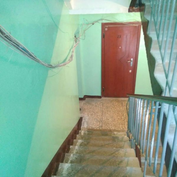 09 сен 2019Выборы депутатов в Усть-Лабинске проходили по сценарию гоголевских "Мертвых душ". Нет, на самих участках было довольно многолюдно: неприспособленные для таких мероприятий помещения заняли десятки журналистов и наблюдателей. На некоторых участках к урнам образовались даже очереди в 2-3 человека.
- Явка на уровне президентских выборов, на 12.00 уже 15-16%, - хвалилась в это время журналистам председатель территориально-избирательной комиссии Людмила Кириллова.
Она в частности заметила, что на каждом избирательном участке города есть список на 40 человек, которые не в состоянии прийти на участки по состоянию здоровья. Точную цифру проголосовавших на дому граждан Кириллова сказать затруднилась.
И это не случайно. Корреспондент "Усть-Лабинск Инфо" пошел следом за членами выездной избирательной комиссии от школы № 5618, что в начале Воронежской улицы. И он убедился в том, что подтасовать бюллетени можно было довольно легко.
Впереди выездной избирательной комиссии шел бывший судебный пристав Артем, нес пустой пластмассовый ящик и 40 чистых бланков бюллетеней. Его помощница на ходу листала список с адресами на 36 человек, которые должны были голосовать на дому. Им надо было написать заявление, без подсказки поставить отметки и опустить бюллетень в ящик.
Большинство пенсионеров из списка, открыв двери своих квартир и домов отказались голосовать дома.
- Да мы на все выборы всегда ходим сами, - заявляли открывшие двери усть-лабинцы, - свой голос никому не доверим!
В трети жилищ членам избиркома не открыли. За одной дверью жалобно мяукала голодная кошка.
- Давно Марфу не видели, это квартальные подавали информацию еще к прошлым выборам, а она к сыну уехала давно, - говорили соседи.
- А как же кошка, - удивлялись мы.
- Послышалось, - отмахивались соседи.
Говорили, что квартальные такими объемными списками оправдывают две тысяч рублей, которые им выдают в администрации раз в месяц на канцелярские расходы.  Все квиты: как одни платят, так другие информируют...
Отдавшие свои голоса на дому жаловались членам избирательной комиссии на высокие тарифы ЖКХ и бездействие местных чиновников. Предлагали пожить на 10 тысяч рублей пенсии, когда за коммуналку надо платить по городским тарифам 4 тысяч рублей!  
- Вот гарь тянет от соседей в окно, - говорил о наболевшем 80-летний житель Воронежской улицы Евгений Скрынник, - С весны с женой пытаюсь добиться от нашей администрации, чтобы отвод сделали от вытяжки, что выходит от соседей на фасад под нашим окном. Писали письма, но ни ответа, ни привета. Вот у меня в руках газета "Усть-Лабинск Инфо", они вот дело пишут. Я и проголосовал за "Команду дела" о которой они рассказывали, пусть разберутся в нашей проблеме, если больше  некому!
Бюллетень Скрынник бросил в прозрачную пластиковую урну, которая оказалась закрыта на 3 пластиковых хомута и две полоски бумаги с печатями. Одна из них на улице отклеилась и упала под ноги Артему.
- Мы ее обязательно приклеим, - пообещал он, и быстро сунул в карман брюк.
Удивило не то, что он ее спрятал, а то, что обещал приклеить. Неужели клей есть с собой? Дальше уже понятно: заменить пластиковые хомутики сможет даже ребенок.
К вечеру по Усть-Лабинску поползли слухи: мол, наблюдатели выявили на участках подписи 29 человек, которых уже давно не видели живыми.
На выходе избирательного участка в кинотеатре "Знамя" социологи тщетно пытались выяснить мнение проголосовавших.  
- Мое дело, - такой ответ держали многие усть-лабинцы, будто желая устроить местным чиновникам сюрприз. Краснодарские социологи отмечали патологическое недоверие горожан к местной власти. 
- Они обиженные какие-то, многие голосуют за депутатов партии "Дело", - поделилась социолог Юлия.
- Да нет такой партии, - удивляемся мы.
- Партии может и нет, а люди дела в Усть-Лабинске есть, и многие называют их имена.
- Они если не сообразят дальше, что делать, мы и их снимем, вообще без депутатов заживем, - возмущался у входа в кинотеатр пенсионер Александр. - Вот как только у соседа хата завалится, а во дворе 66-го дома по улице Мира начнут тонуть машины, мы пойдем искать справедливость. Воды по колено, чего еще ждут? Сколько можно звонить, писать, просить!
- Ждут наверное, когда бабка Марфа встанет и покормит кошку, -  подумалось вслух. 