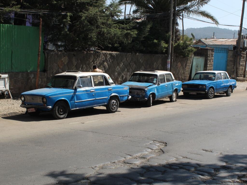 Копейки и пятёрки на службе в такси. Улица Россия в Аддис-Абебе.