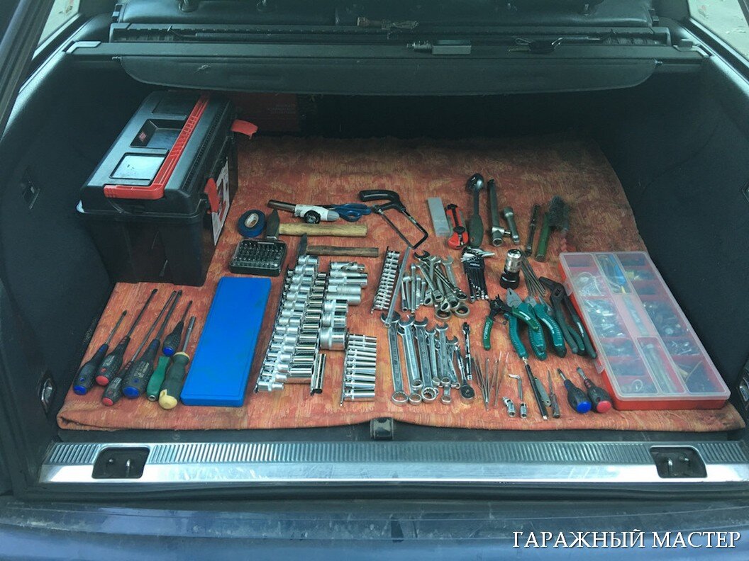 Набор инструмента в автомобиле