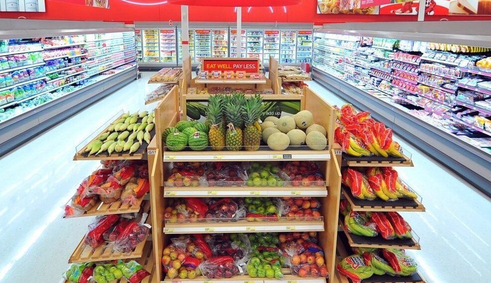 Владельцев магазинов обяжут бесплатно раздавать бедным продукцию, срок годности которой подходит к концу. 
Ах да, эта новость из Польши. Сейм утвердил закон, согласно которому магазины должны будут бесплатно раздавать непроданные продукты питания малоимущим слоям населения. 

К таким товарам относится продукция "нетоварного" вида и та, у которой кончается срок годности. При этом отмечается, что уже просроченную продукцию раздавать нельзя.

Подобная мера согласно расчетам позволит сэкономить в стране до 100 тысяч тонн еды ежегодно. Осталось лишь дождаться подтверждения сената и президента.

Для справки, подобные правила для магазинов введены уже в Бельгии, Чехии, Франции и Италии.