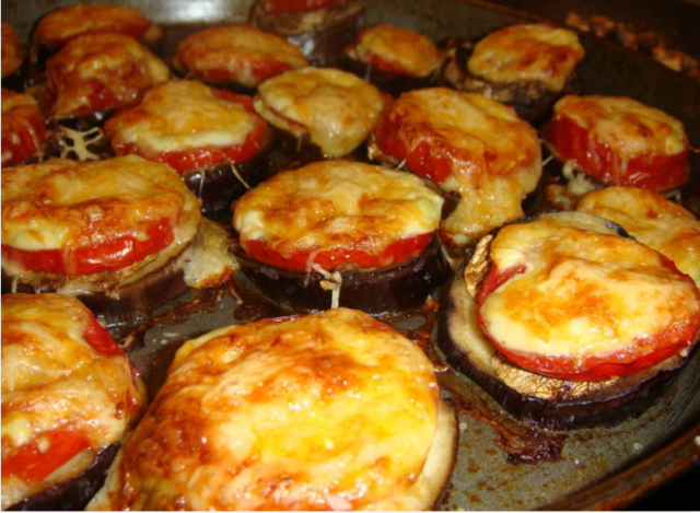 Баклажаны с помидорами и сыром в духовке. 15 минут и готово