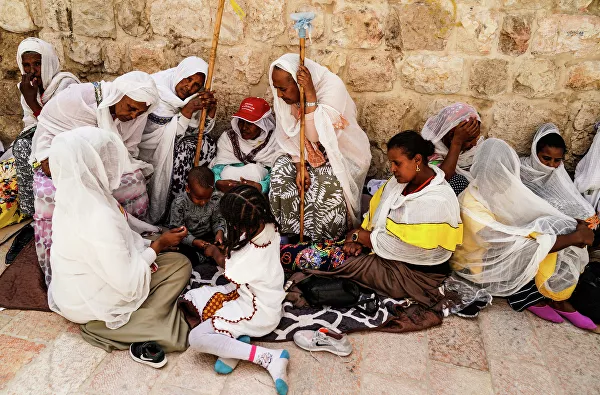 Коптские паломники у Храма Гроба Господня в Иерусалиме.
