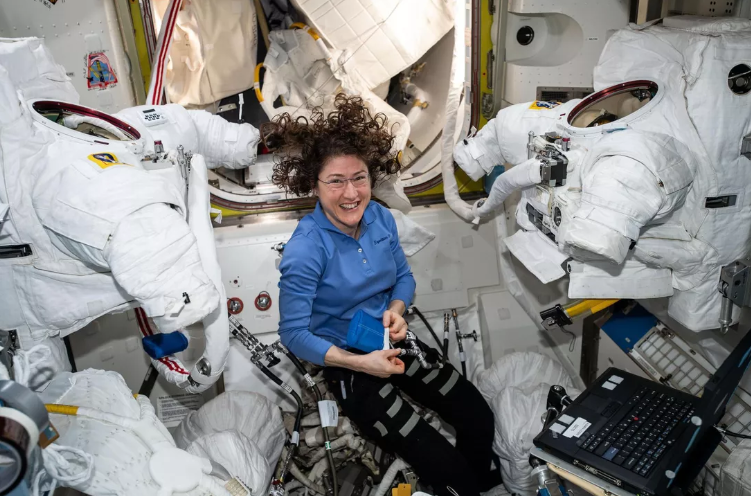 Астронавт Кристина Кох также собирается побить рекорд самой долгой одиночной космической полеты женщины.   
НАСА