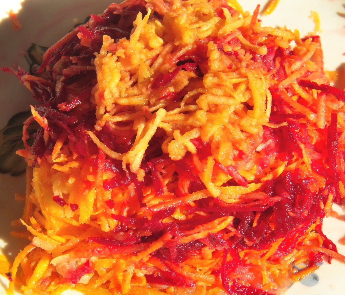 Умный свекольно-морковный салат ему ЖКТ очень рад