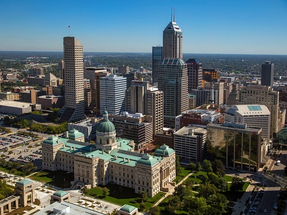 https://cdn.pixabay.com/photo/2016/11/30/11/05/indianapolis-1872528_960_720.jpg