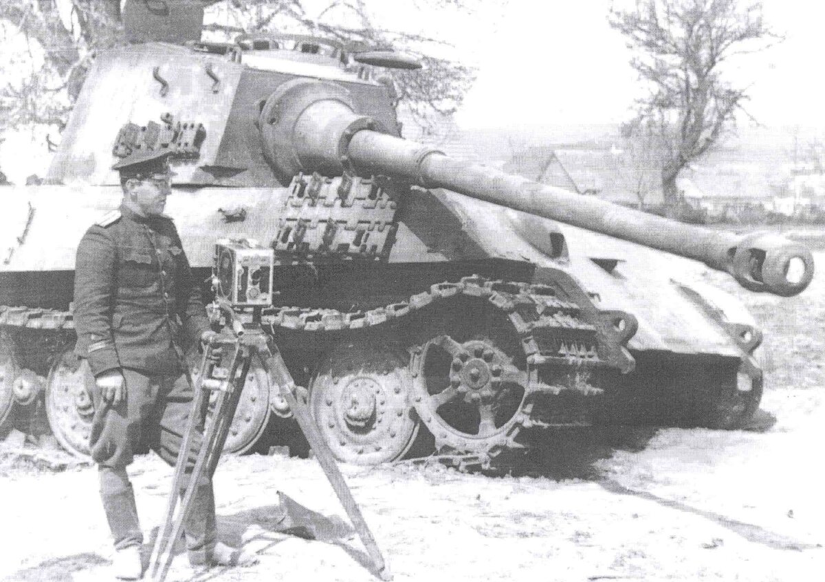 Фронтовой оператор возле Королевского Тигра.