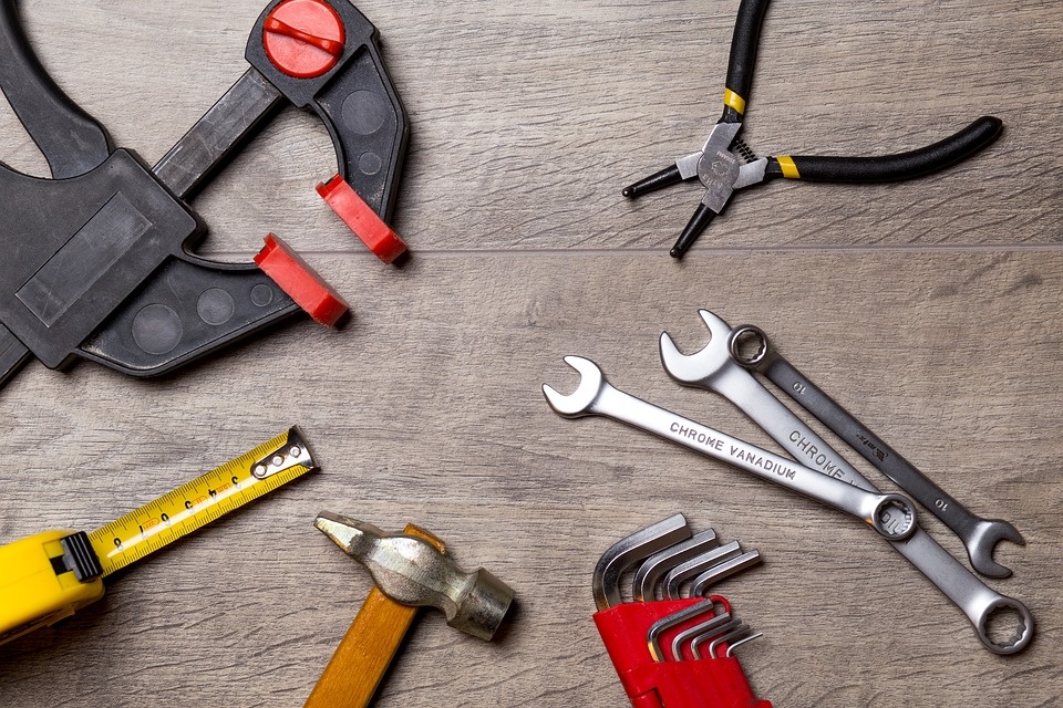 https://pixabay.com/photos/tool-repair-work-metal-roulette-2820950/