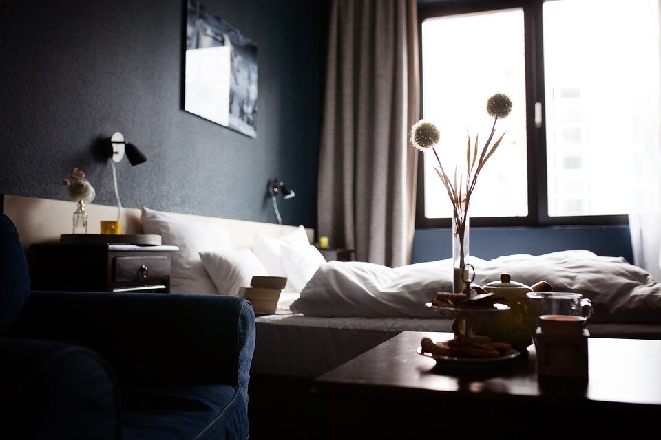 https://cdn.pixabay.com/photo/2016/10/18/09/02/hotel-1749602_960_720.jpg