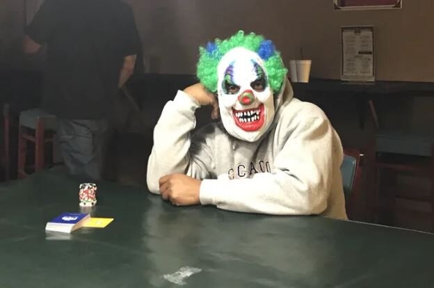 Один игрок настолько влюбился в Джокера, что притащил на игру маску 🤣