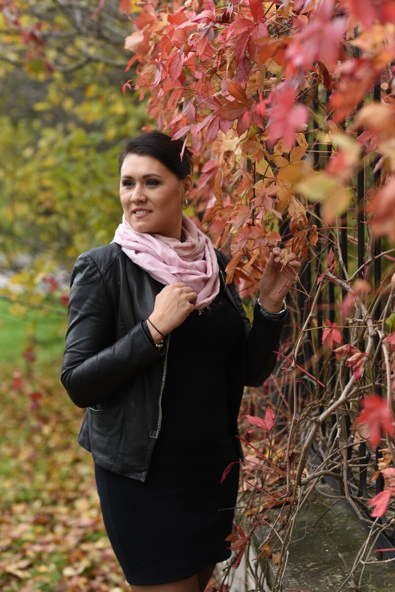 Троим из десяти отказывают в ипотечном кредитовании. В число тех, кому банк не одобрил заявку, попала одна из моих клиенток. Ей отказали в кредите в связи с большой нагрузкой кредитных обязательств. Но на самом деле причин отказа большое множество. 
⠀
Разберём пять наиболее частых причин отказа
⠀
1. Плохая кредитная история
⠀
Это самая популярная причина.
⠀⠀
Обычно плохая кредитная история означает, что:
— были просрочки по прошлым кредитам
— велись судебные споры с банками
— осуществлялась продажа залога для погашения долга и т.д. 
⠀
2. Недостаточный доход
⠀
К этой причине относят около 40% отказов. Это случается по тому, что человек запрашивает большую сумму, но его заработок не позволяет этого сделать.
⠀
Кстати, в интернете есть калькулятор, который даёт возможность примерно оценить, на жильё какой стоимости вы можете рассчитывать.
⠀
 3.Наличие других кредитов или обязательств
⠀
К этому пункту можно отнести кредитные карты, которыми вы даже не пользовались, алименты.
⠀
Нюансов в этом пункте много. Нужно рассматривать и разбирать подробно.
⠀
 4.Недостоверные сведения в анкете
⠀
Иногда люди приукрашивают данные в своей анкете, или же наоборот, не рассказывают всех подробностей. — указывают активы, которых у них нет
— завышают уровень дохода и понижают долговую нагрузку.
⠀
Если после проверки банков информация окажется неверной, скорее всего вам откажут в кредите.
⠀
 5.Несоответствие заёмщика  требованиям банка
⠀
У каждого банка есть определённые требования к клиентам.
⠀
Допустим, если вы получаете кредит в Сбербанке, то:
— возраст не меньше 21 года на момент получения и не больше 75 лет на момент возврата долга;
— стаж работы не менее 6 месяцев ( 4 месяца з/п сбербанка) на текущем месте работы и как минимум 1 год за последние 5 лет;
— гражданство РФ;
— привлечение супругов в качестве созаёмщиков.
⠀
Если клиент не соответствует хотя бы одному параметру, то ему могут отказать в ипотеке. Кстати, причину отказа банк не называет. Поэтому стоит самостоятельно провести анализ и устранить причину
⠀
А вам отказывали в ипотеке? Как определили по какой причине?