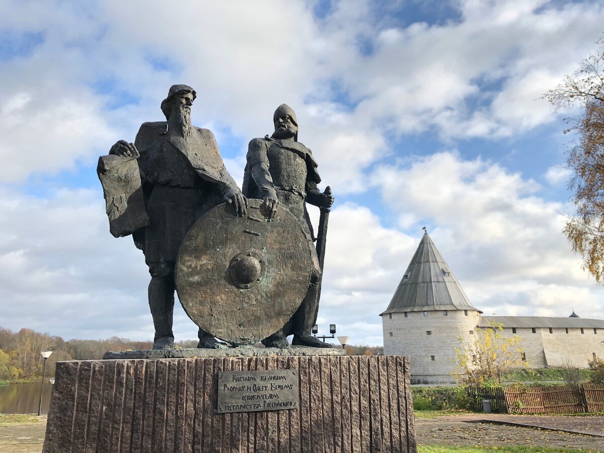 Старые памятники. Памятник Рюрику и Вещему Олегу в старой Ладоге. Памятник Рюрику в старой Ладоге. Памятник Рюрику и Вещему Олегу. Памятник Вещему Олегу в старой Ладоге.