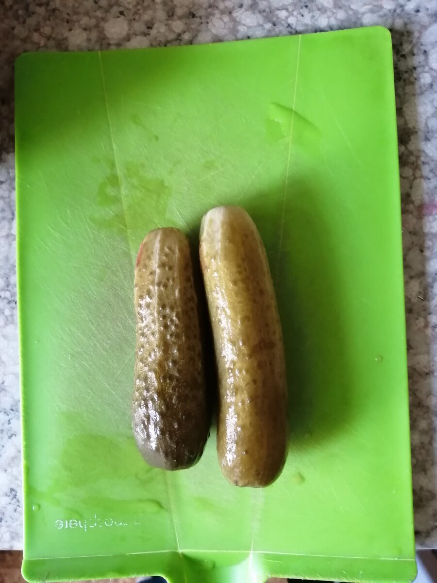 Порезала два огурца, оказалось мало, дорезала ещё один.