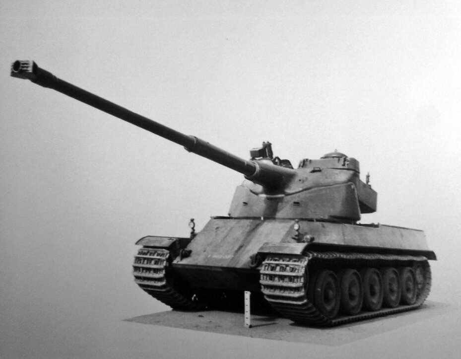  AMX50, Франция. Тяжёлый танк, разрабатывавшийся в конце 1940-х — 1950-х годах. На фотографии — один из вариантов. Масса около 60 тонн, двигатель 575 — 850 л. с., экипаж 4 человека. Вооружение — 100 или 120-мм пушка с автоматом заряжания, 20-мм автоматическая пушка, пулемёт