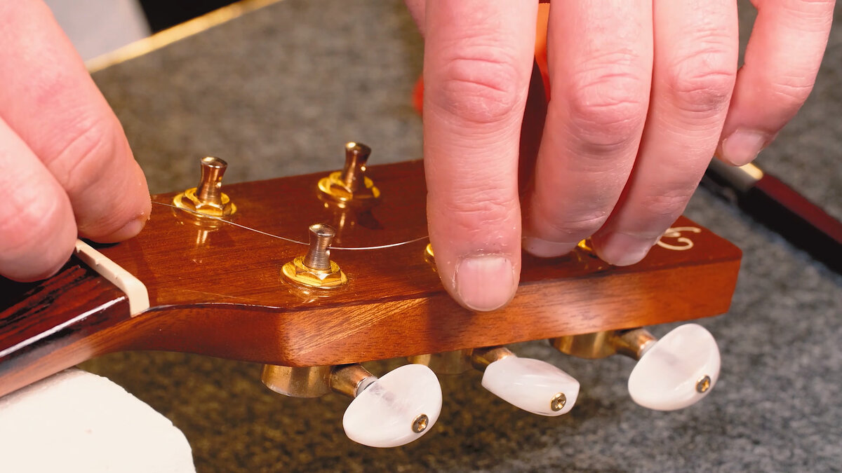 Строй на укулеле открытых струн. Гитарные колки мартинес. Настроенная гитара. Fs 550 струны. В какую сторону крутить колки.