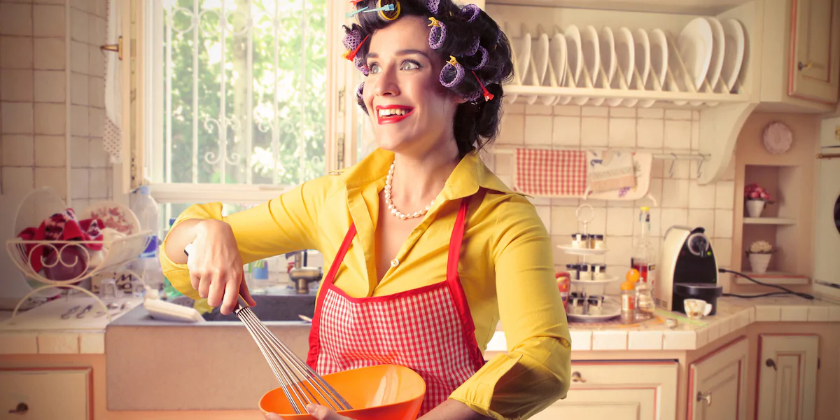 Большинство тренеров видят идеальную женщину этакой домохозяйкой, ждущей своего добытчика домой, но вам не кажется, что этот формат отношений пришел к нам из Америки 50-х и он явно не для каждой?