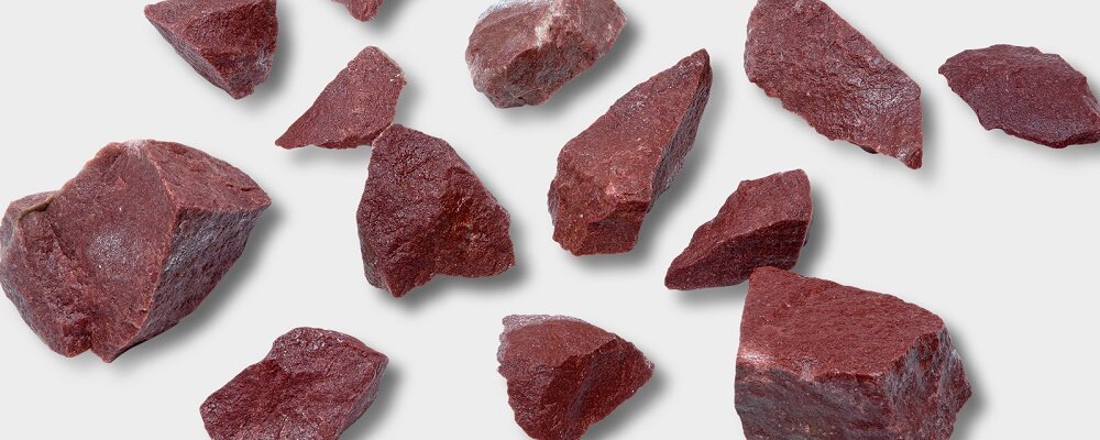 колотый малиновый кварцит, именно такие камни используются в бане