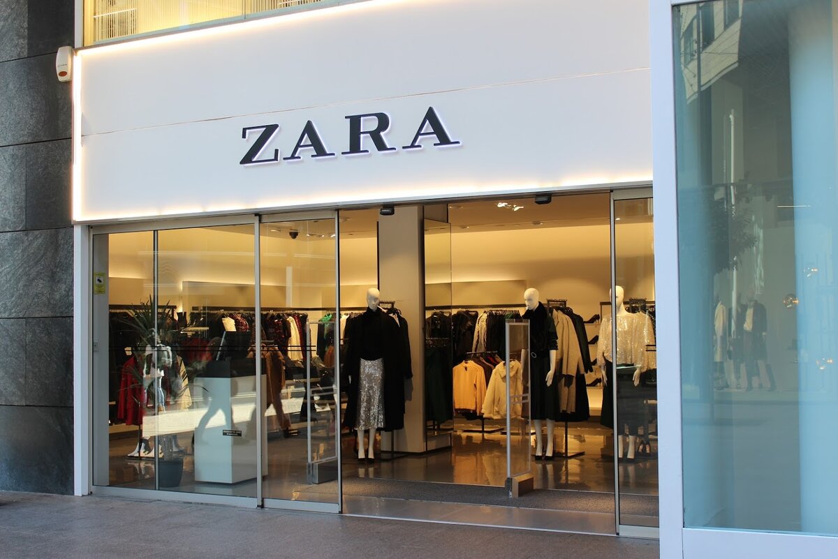 Витрина магазина ZARA в Андорре. Поверьте на слово, если здесь только юбка, то у других брендов праздничное предложение - по 8-10 нарядных манекенов в полном блеске в буквальном смысле слова.