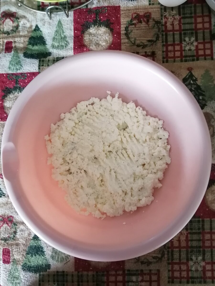 Творог тщательно разомните вилочкой