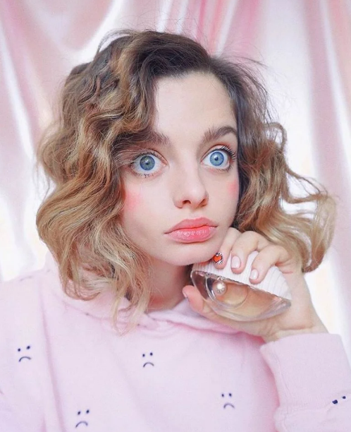 Мария Oz - жительница Украины, блогер и режиссер роликов, созданных в технике стоп-моушн. Изюминкой во внешности девушки являются ее большие глаза.