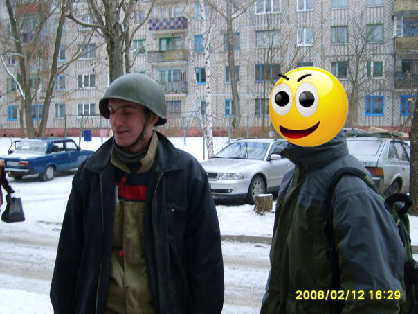 Зато вот ерунду мы зачем-то сфоткали :-) Слева - я, работаю на адресе. Почему в каске - не спрашивайте, причин, на самом деле, нет. Зато за спиной моего товарища виднеется "Мустанг" - наша рабочая лошадка. Его фото отдельно у меня тоже сохранилось.
