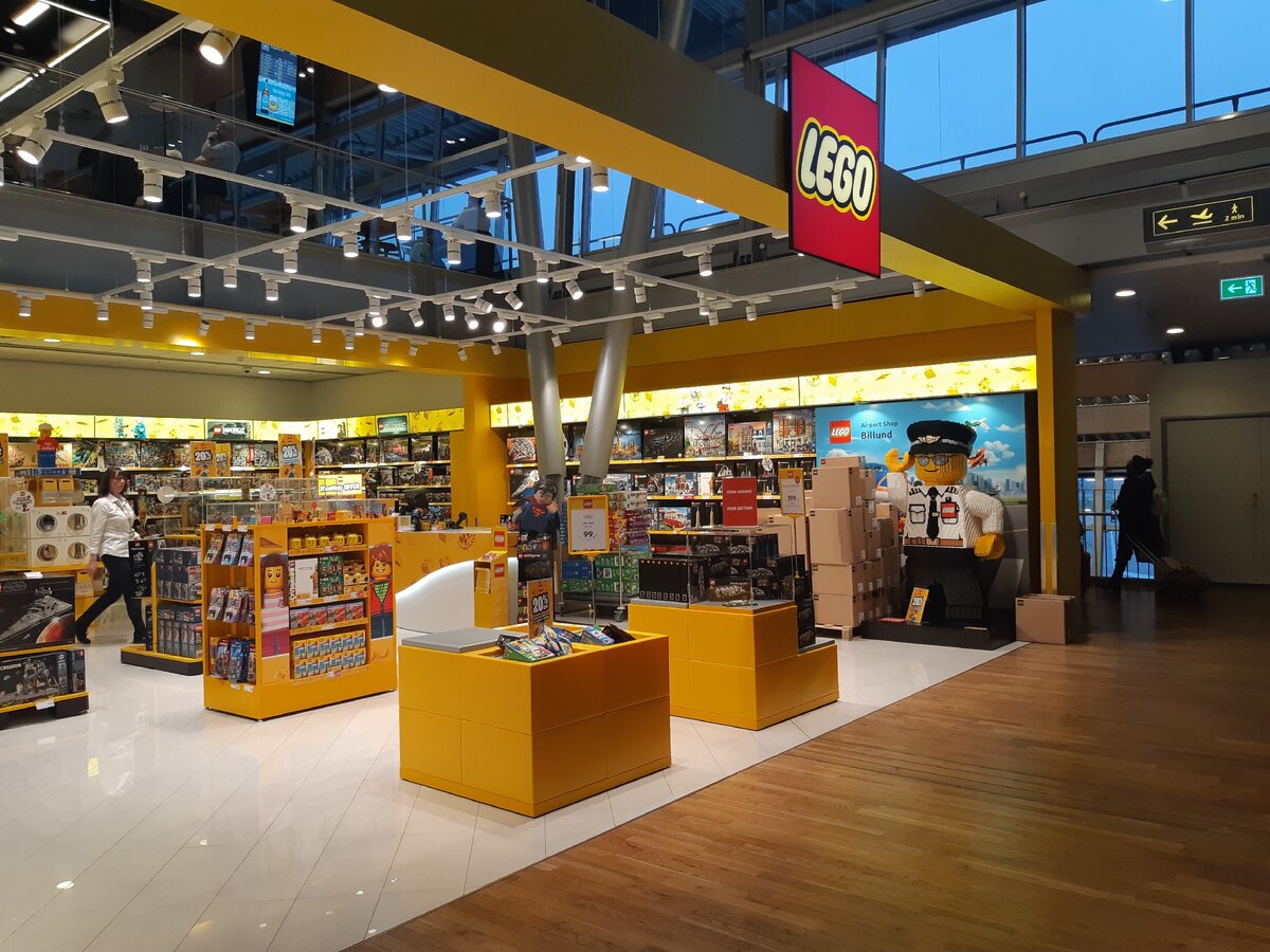 Лего в Биллунне повсюду, конечно же, и в аэропорту. Биллунн, Дания. Январь 2020 г.