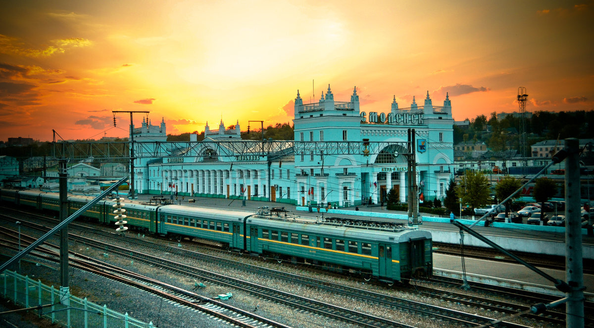 Москва смоленск станции. Железнодорожный вокзал Смоленск, Смоленск. Смоленский Железнодорожный вокзал. РЖД вокзал Смоленск. Смоленск ЖД вокзал ночной.