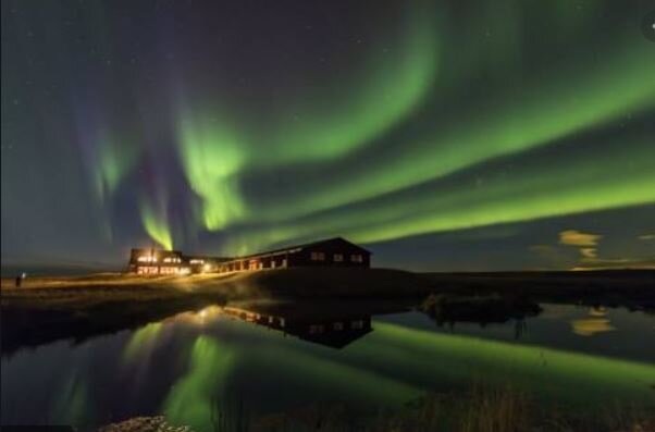 Северное сияние над отелем в Исландии