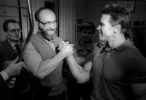 Картинка 2 – Шварценеггер жмет руку советскому атлету