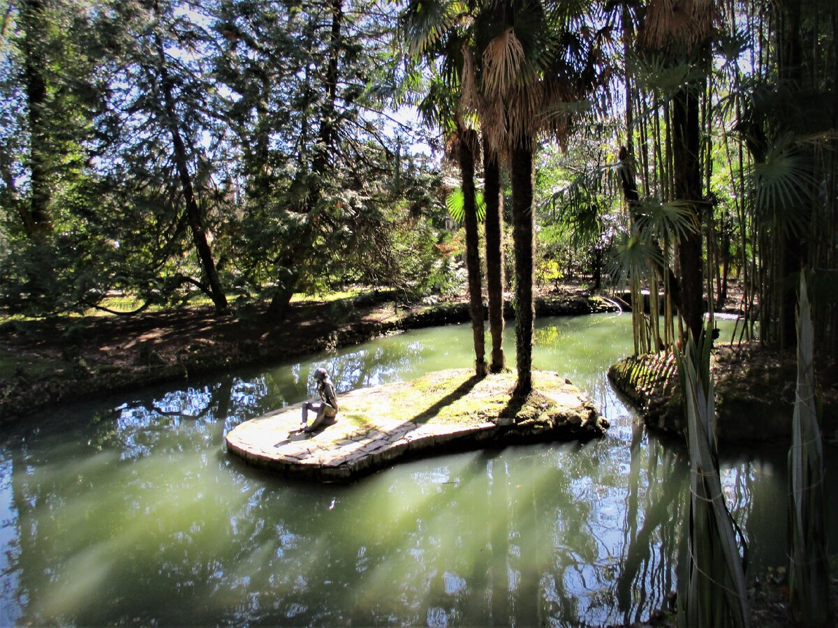 Пруд в нижнем парке Дендрария            (фото мое)