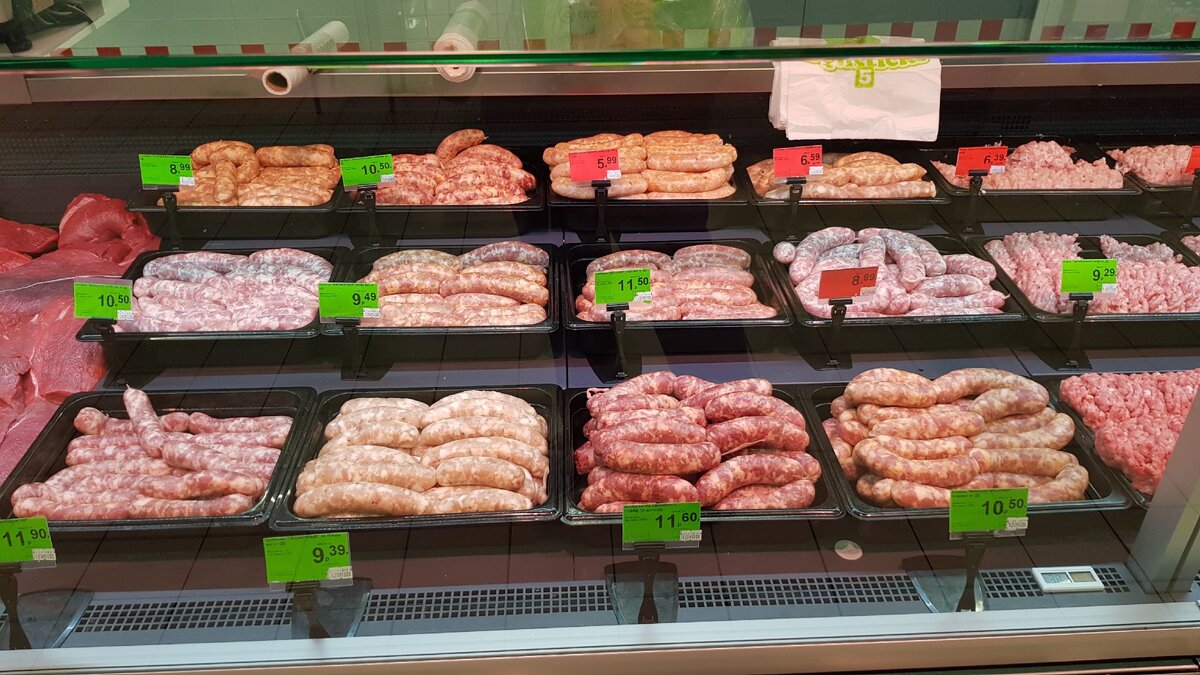 Освещение мясной продукции СТМ (собственная торговая марка) в холодильной витрине