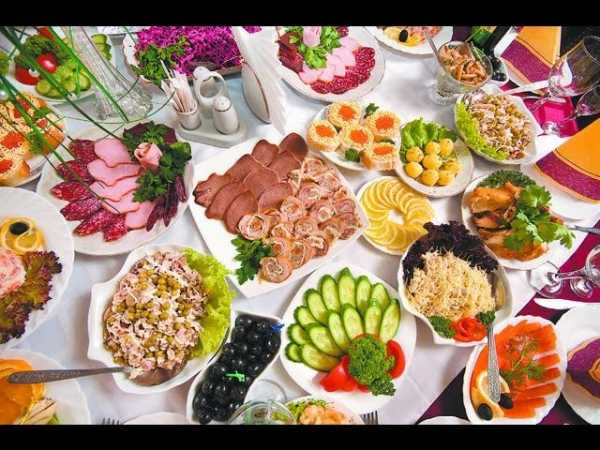 Празднично накрытый стол. Фото с сайта radiotrek.rv.ua