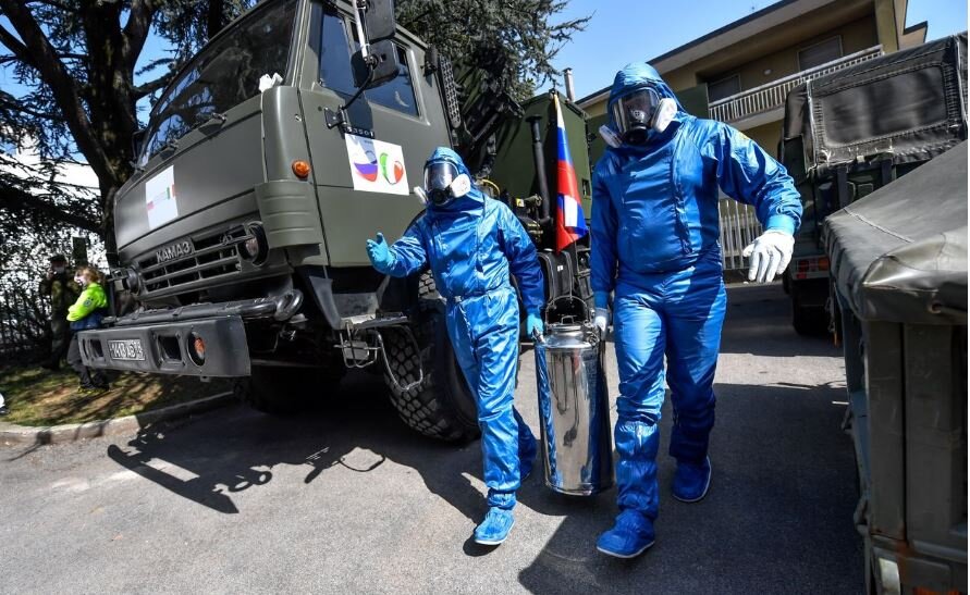 Российские военные в Италии дезинфицируют дом для престарелых, пострадавших от эпидемии коронавируса.