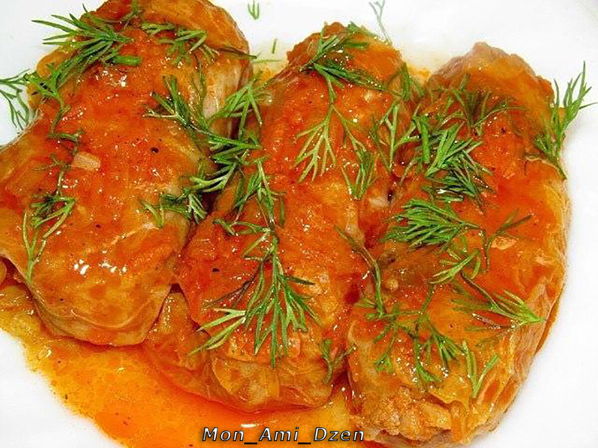 В основание каждого листа выложить небольшую порцию фарша и сформировать голубец