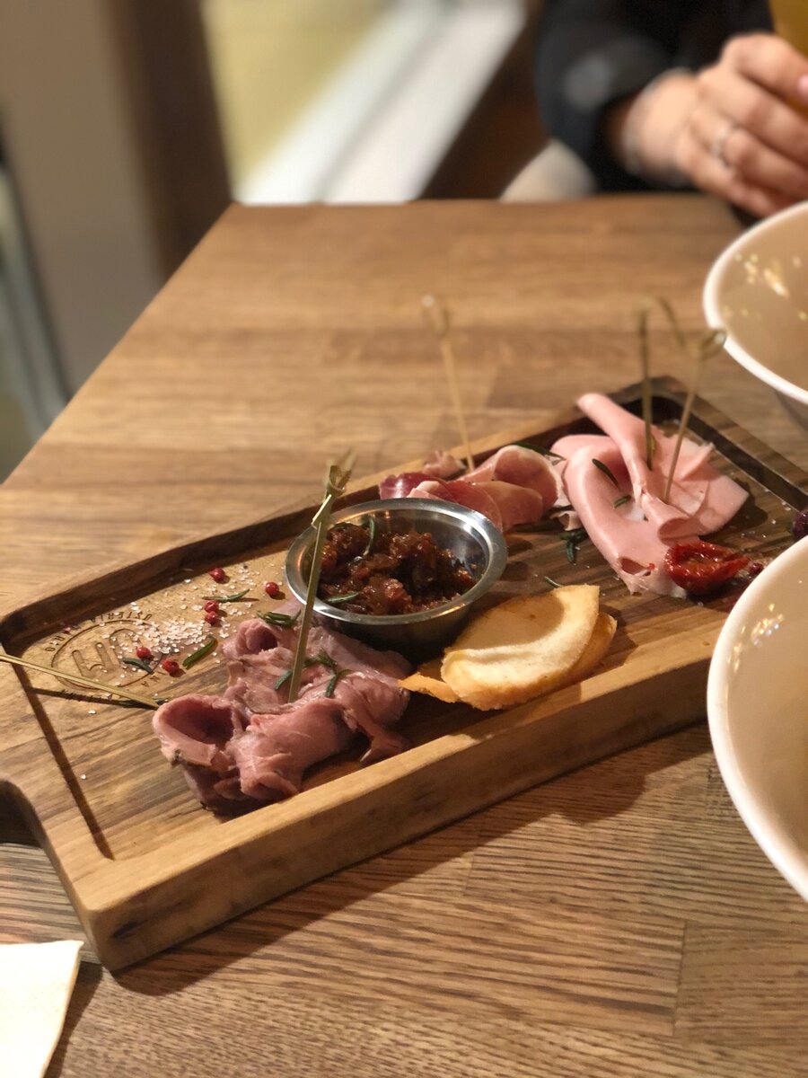 Мясная тарелка в ресторане в ТЦ Детский мир (часть тарелки на момент фотографии было уже съедено).