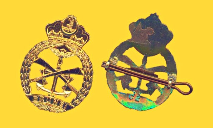 Фото 2. Кокарды (лицевая и оборотная стороны) на головной убор рядового