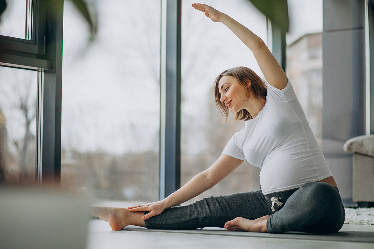 фото: https://www.freepik.com/free-photo/young-pregnant-woman-practicing-yoga-home_7435644.htm#page=2&query=pregnancy&position=34