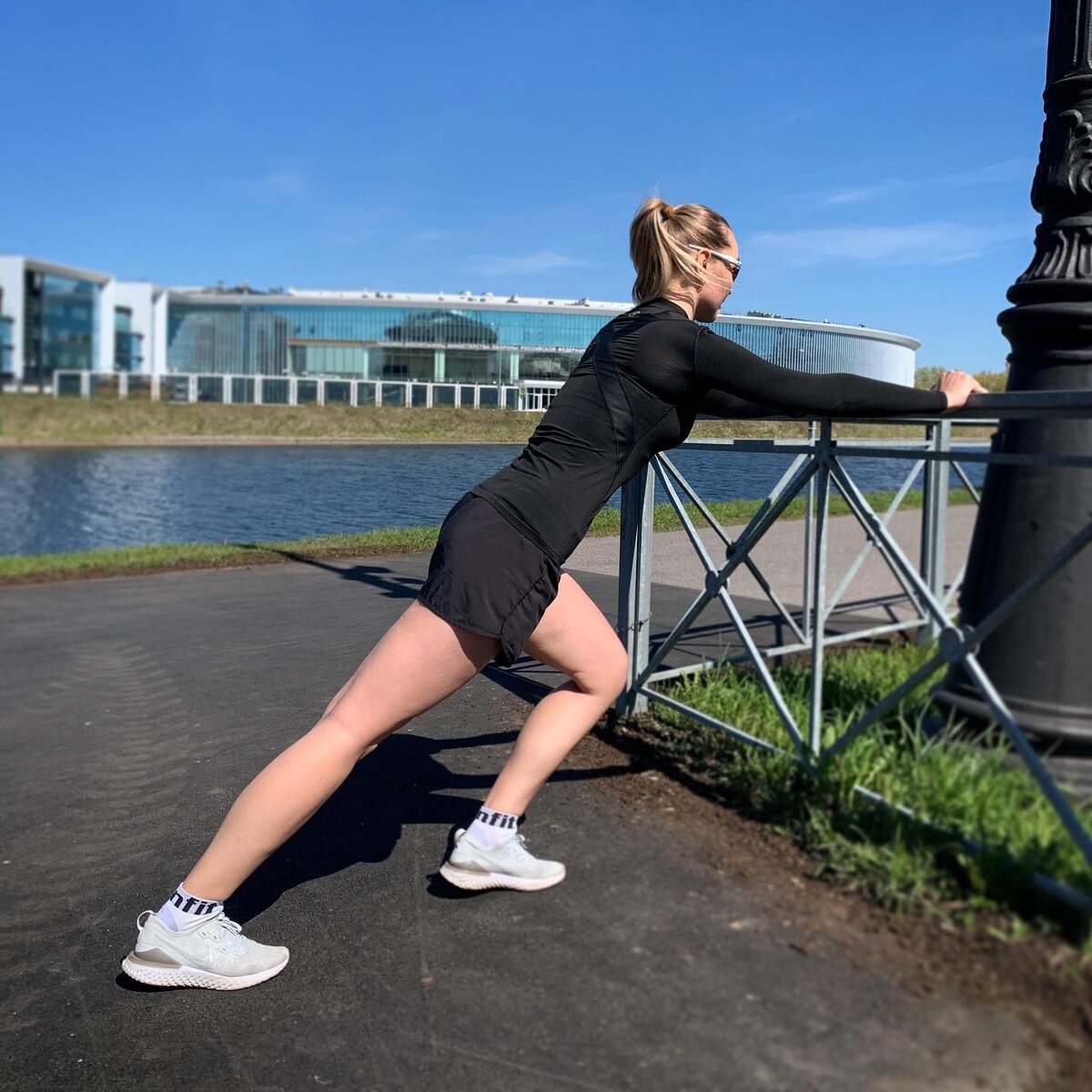 На фото: вариант мобилизации голеностопного сустава в упражнении выпал или при растяжке задней поверхности ноги.