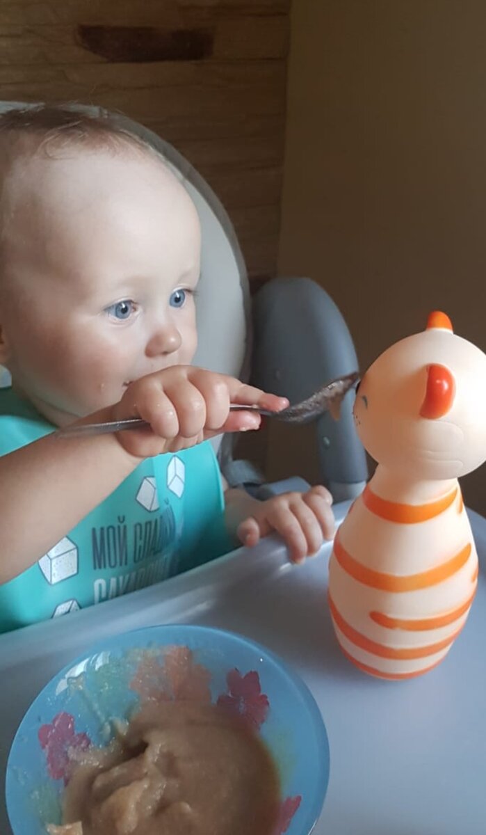 Просто кормит кису, ничего необычного, листайте дальше))