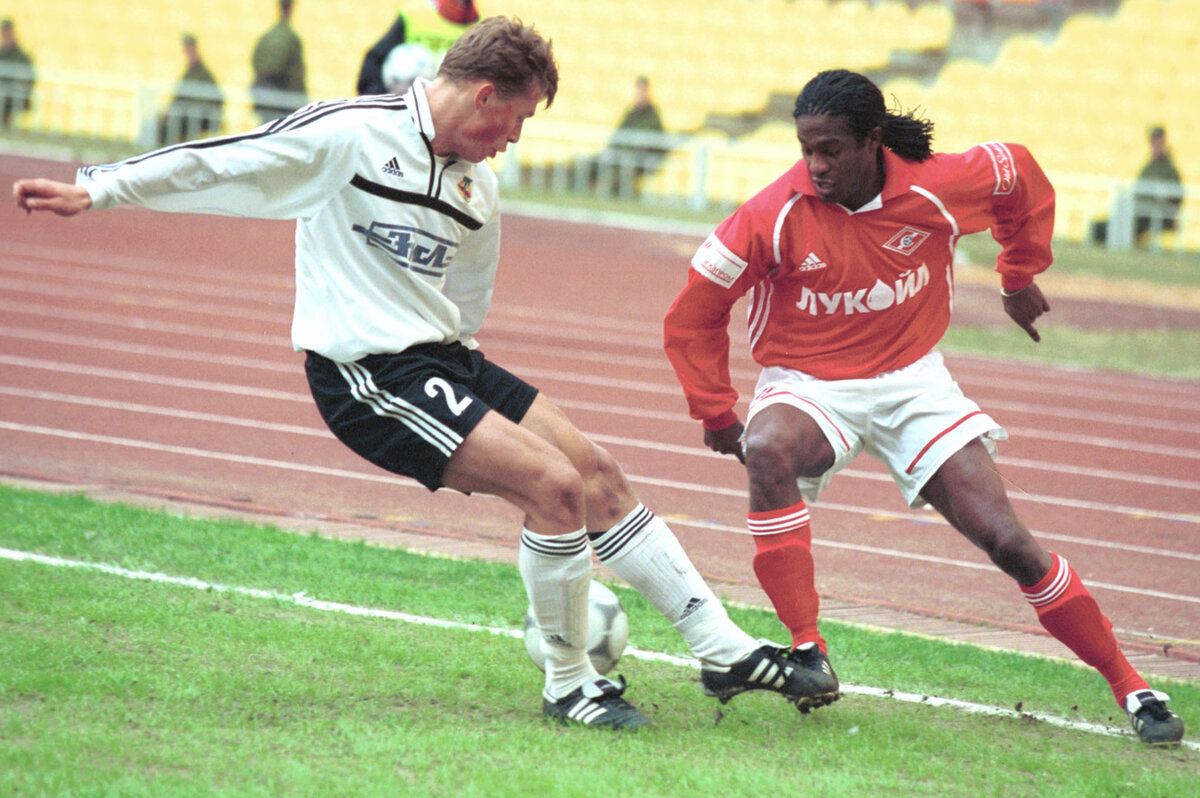 2001 год. Василий Березуцкий и Робсон с необычной прической. Фото: ТАСС