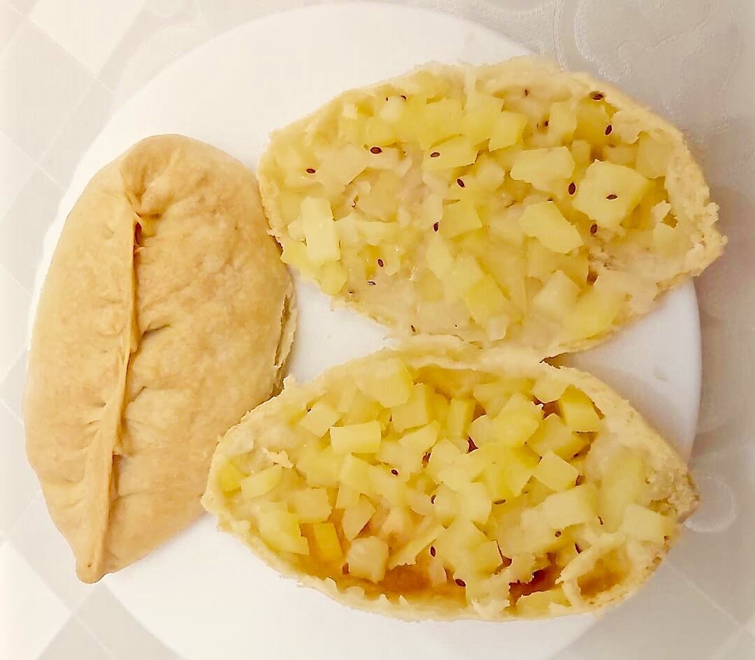 Пирожок, по правилам разрезают на две половинки и вливают в начинку растопленное сливочное масло, это очень вкусно.