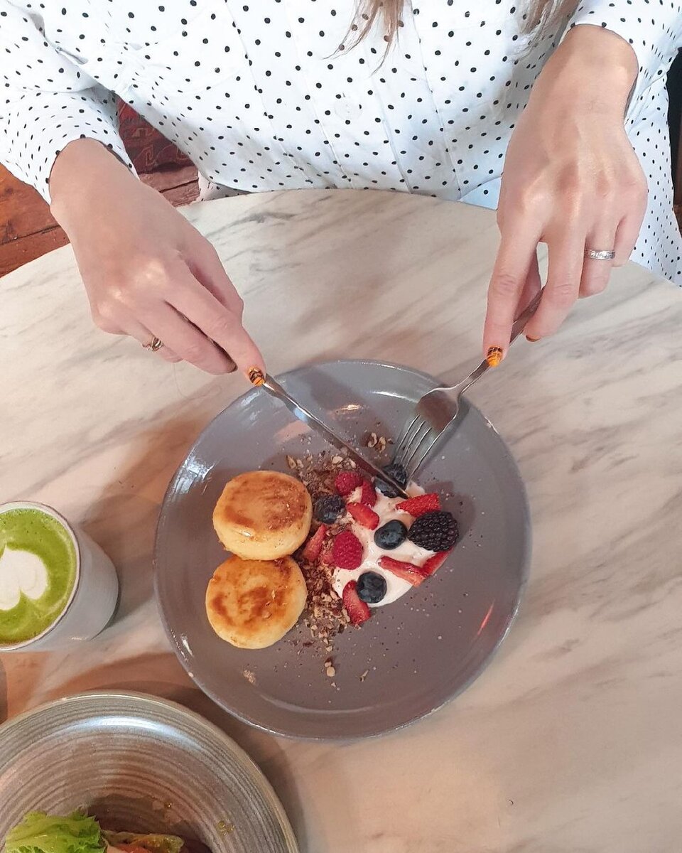 🥬 ДИЕТА И ИММУНИТЕТ 🥬
⠀
На днях я получила такой вопрос: «Существует ли Диета, повышающая иммунитет?» Ну и так как впереди сезон простуд, то решила немного затронуть эту тему 😃
⠀
Начнём с того, что я против диет! Я за здоровое и сбалансированное питание! При соблюдении любой диеты в вашем организме будет нехватка витаминов и минералов.
⠀
Употребление достаточного количества питательных веществ необходимо для здоровья и функционирования всех клеток, включая иммунные. Если вы сильно урежете дневной калораж и не дай бог сядьте на гречневую, арбузную, овощную, белковую и прочие диеты, то с чего же вашему организму брать необходимые вещества для иммунитета?🤔
⠀
Кроме того, диеты с низким содержанием фруктов и овощей могут способствовать нарушению в здоровых кишечных микроорганизмах, что приводит к хроническому воспалению кишечника и связанному с этим подавленному иммунитету 🤓
⠀
Кишечник является основным участком иммунной активности и производства антимикробных белков. Питание играет большую роль в определении того, какие виды микробов живут в нашем кишечнике. Рацион с высоким содержанием клетчатки и большим количеством фруктов, овощей, цельнозерновых и бобовых поддерживает рост и сохранение полезных микробов.🤓
⠀
Также необходимо включить в рацион пробиотики и пребиотики (примеры продуктов, содержащие их, показала в cториз) 😀
⠀
Итак, если мы хотим хороший иммунитет, забудьте все, что касается диет! Только здоровое питание для здорового организма!
⠀
Если вам нужна помощь с разбором вашего рациона - пишите в Директ! А ещё лучше - приходите на консультацию - там мы с вами проработаем все нюансы и разберём все непонятные вопросы 😃
⠀
А вы сталкивались с тем, что начинали соблюдать диету и подхватывали какой-либо вирус?

