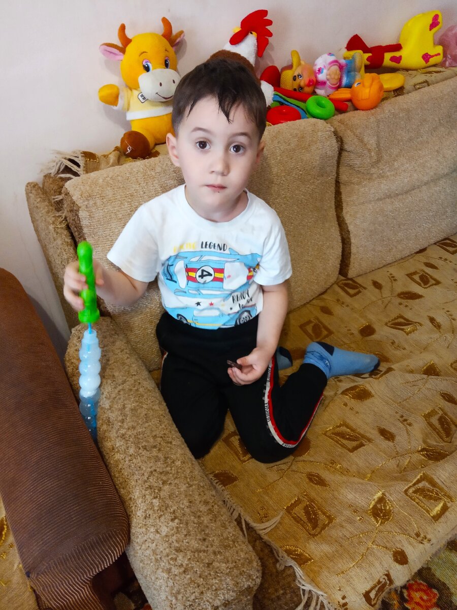 Это мой сынишка. Ему 3 года, он любит играть в футбол, дурачиться с папой и дедушкой, надувать мыльные пузыри, рисовать... Но главная его мания - это компьютер, планшет и телефон.